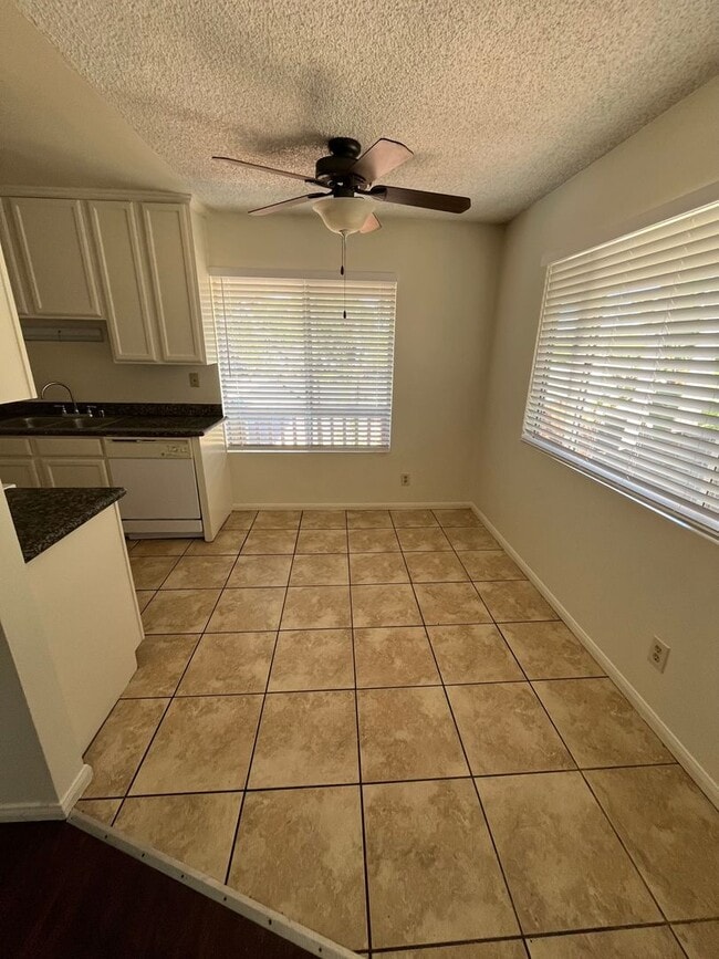 Building Photo - 471 Ballentyne St #49- Large upper 2 bed 2...