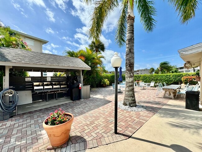 Building Photo - 2811 Garden Dr S