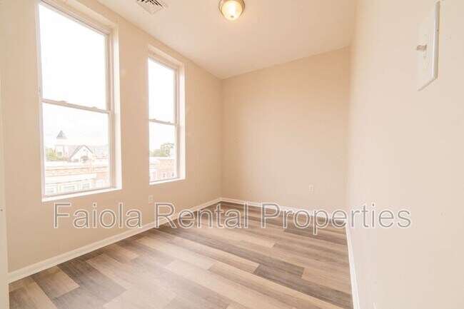 Building Photo - 112 N High St