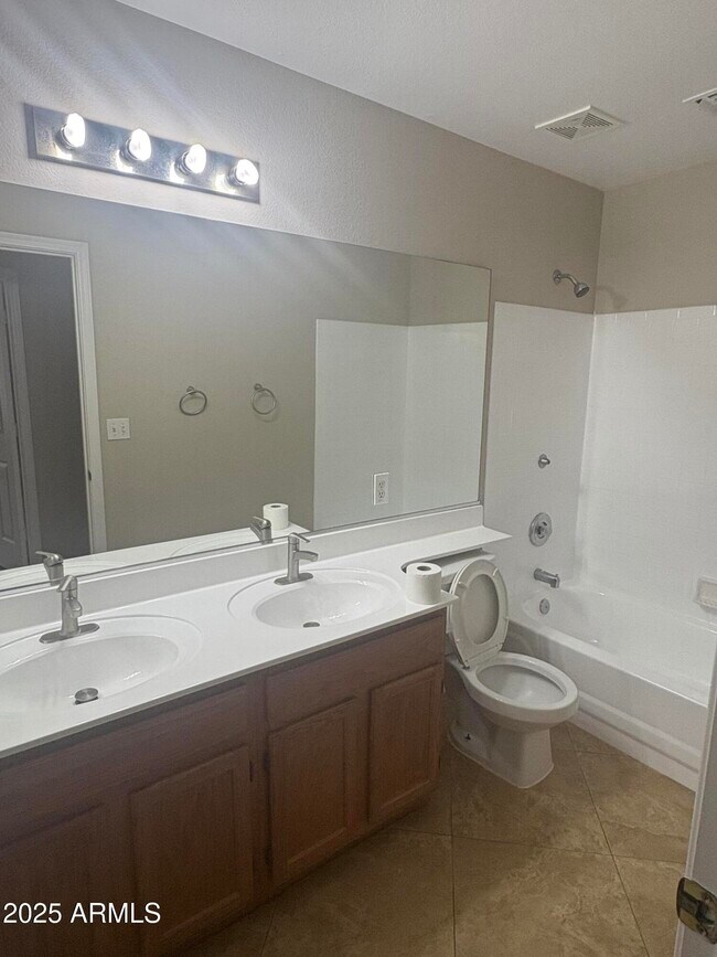 Building Photo - 918 S San Joaquin Ct