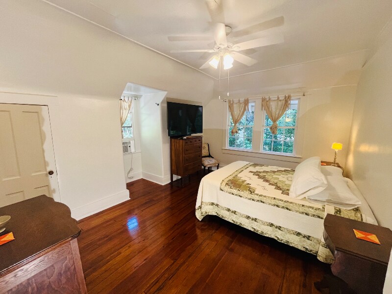 Building Photo - 1124 NW 4th St