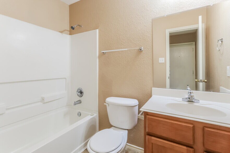 Building Photo - 2034 Vanamen Ct