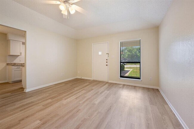 Building Photo - 608 Country Aire Dr