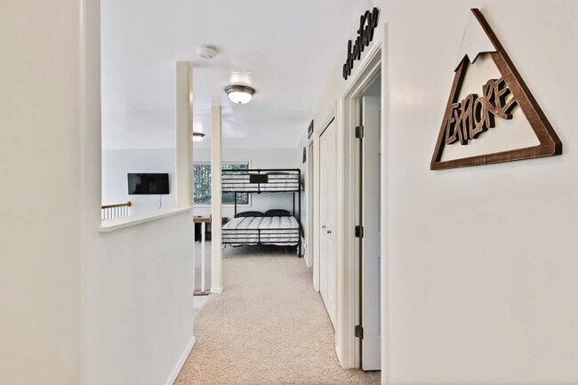 Building Photo - 1496 Pine Ridge Dr