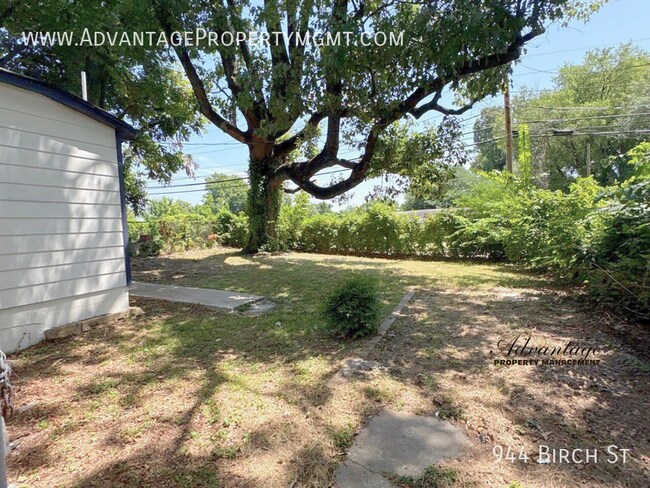 Building Photo - 944 Birch St
