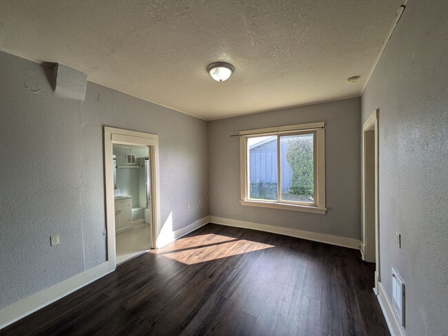 Building Photo - Across from Bellingham High | 5 Bed, 2 Bath Home | Minutes to Trader Joe's & I-5 | Pet Friendly |...