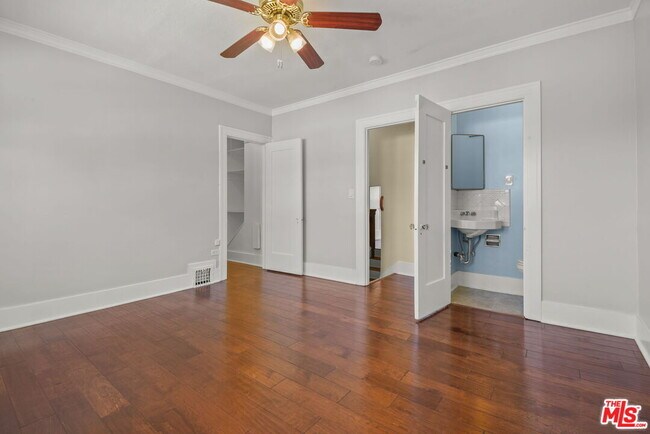 Building Photo - 975 Westchester Pl