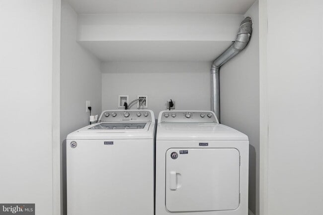 Building Photo - 2111 32nd Pl SE