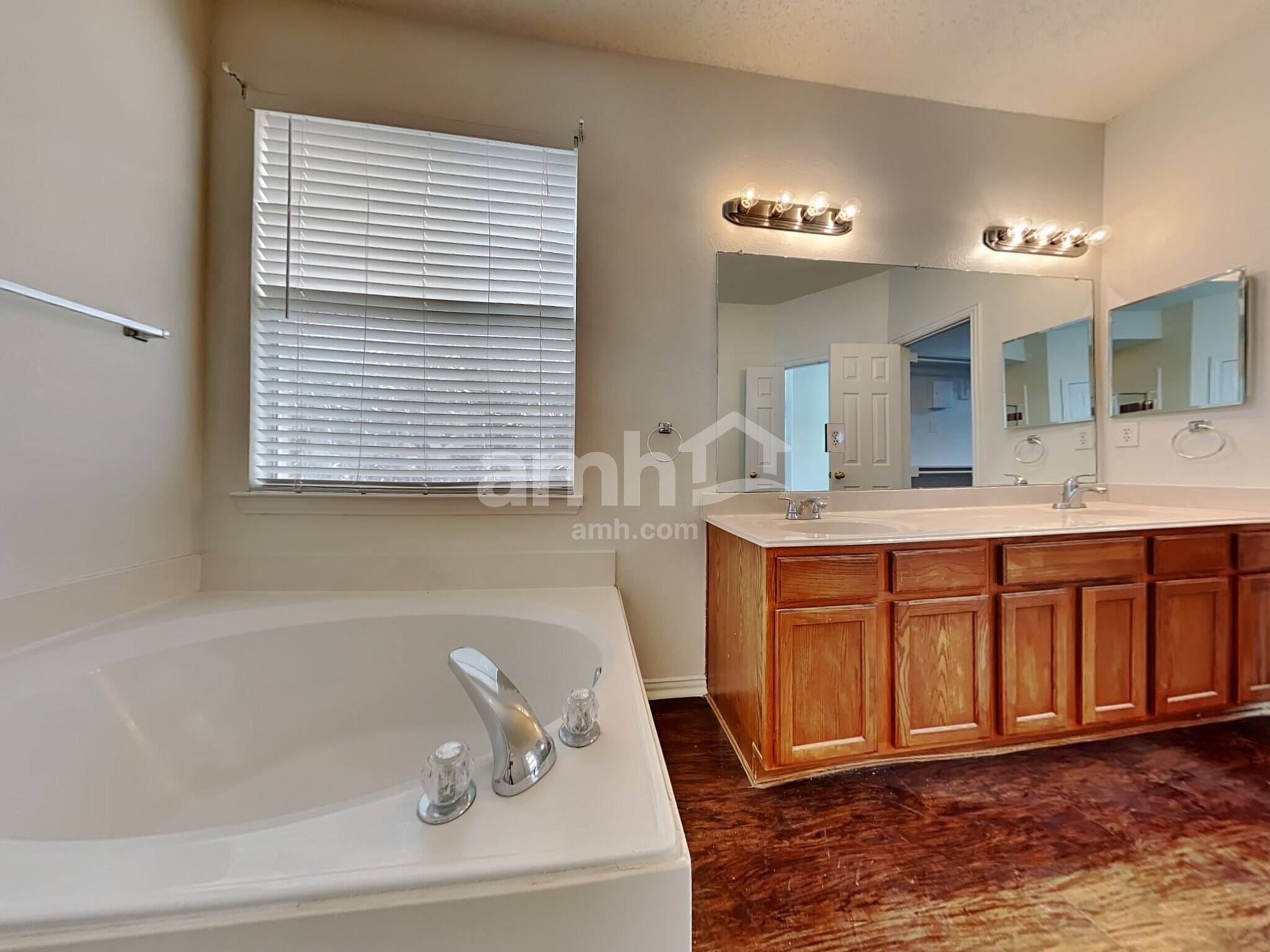 Building Photo - 2510 Valley Creek Dr