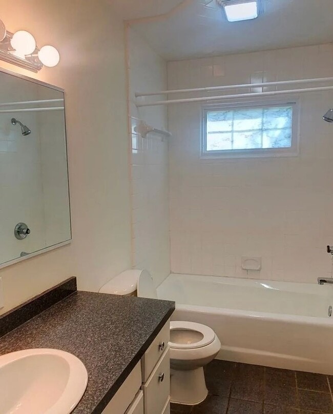 Building Photo - Super Cute 3 bed 2 bath Rancher with detached Garage and alley access.