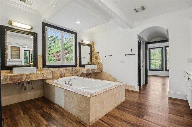 Building Photo - 3950 Spalding Dr