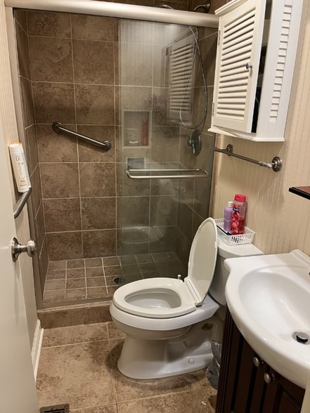 Building Photo - 210 Pinehurst Ln