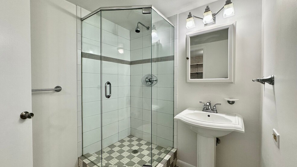 Guest Bathroom - 130 S Shore Dr