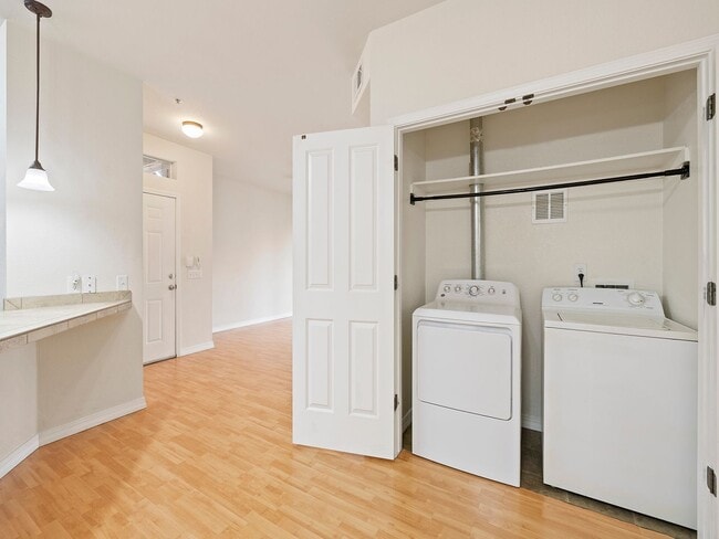 Building Photo - 2 bed 2 Bath Condo with Community Pool!