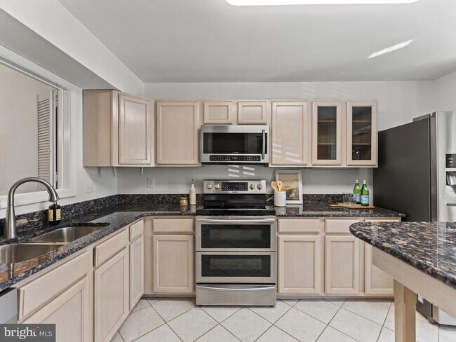 Building Photo - 8638 Dellway Ln