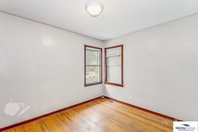 Building Photo - 2 bedroom 1 bathroom home with a large gar...
