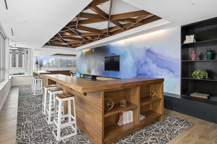 Building Photo - 825 W Adams St