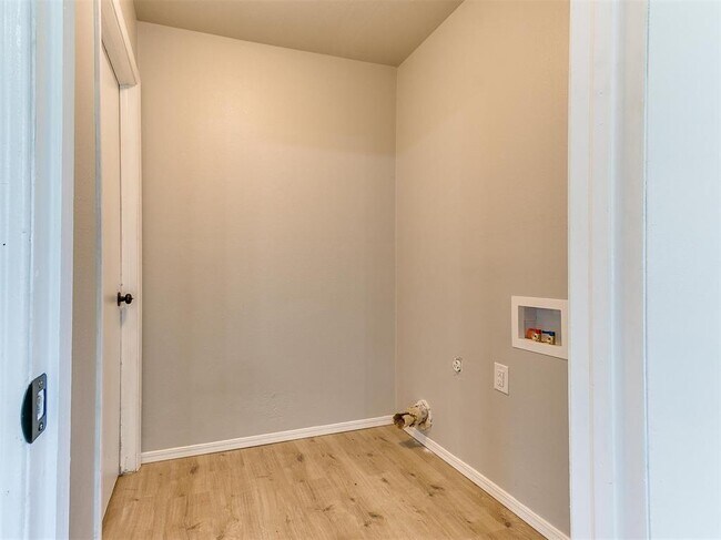 Building Photo - 502 N Oak St