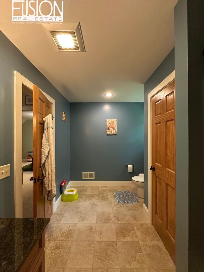 Building Photo - Beautiful, Spacious, Private Four Bedroom ...