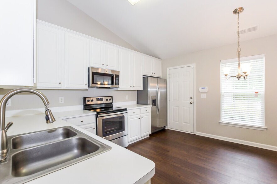 Building Photo - 9109 Munsing Dr