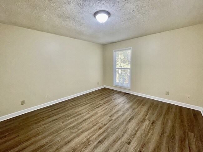 Building Photo - 2 bedroom, 1.5 bathroom townhome in Creeks Edge. Accepts Section 8.