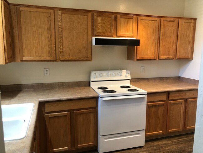 Building Photo - 3 bedroom 2.5 bath home - 2 car garage - S...