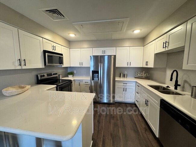 Building Photo - 655 Riverside Dr