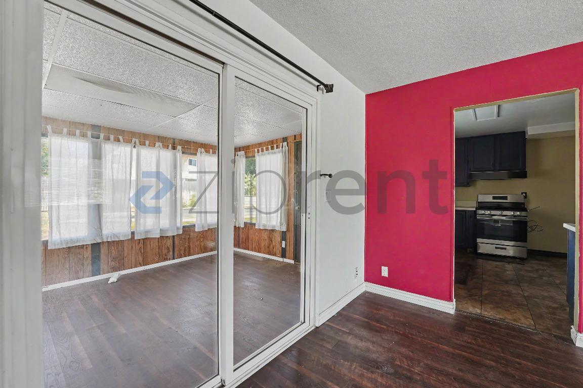 Building Photo - Unit