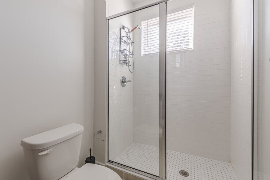 Building Photo - 525 Parkway Dr NE