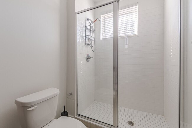 Building Photo - 525 Parkway Dr NE