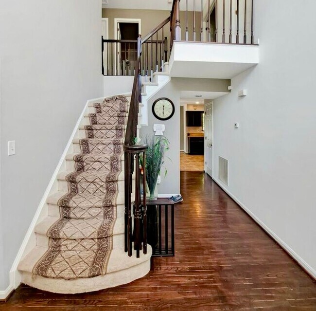 Building Photo - Amazing 5 BR/3.5 BA Single-Family Home in ...