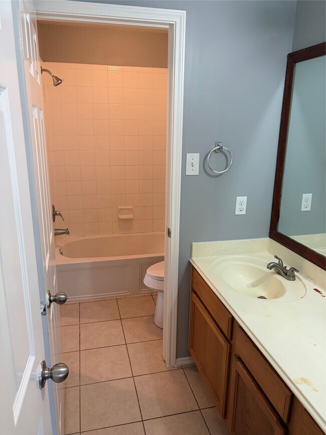 Building Photo - 7214 Crescent Mills Dr