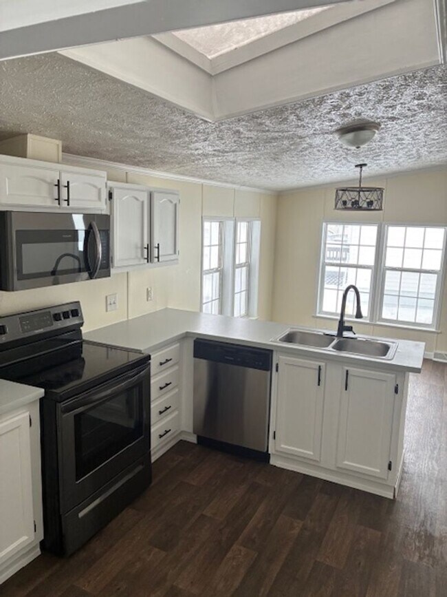 Building Photo - 3 Bedroom, 2 Bathroom Manufactured Home