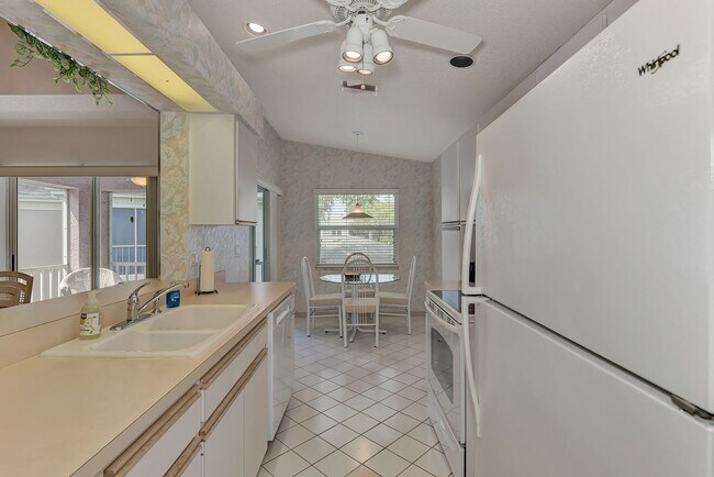 Building Photo - GEORGOUS 2 BEDROOM, 2BATHROOM, TURN KEY FU...