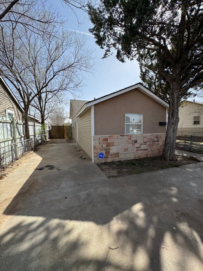 Building Photo - Adorable 3bedrooms 1 bathroom large fenced...