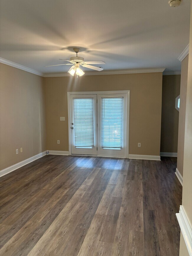 Building Photo - 2037 Silvercrest Dr
