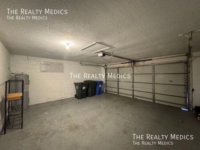 Building Photo - 1004 N Magee Creek Ct