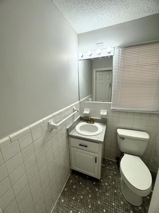 Building Photo - 208 Cloverleaf Dr