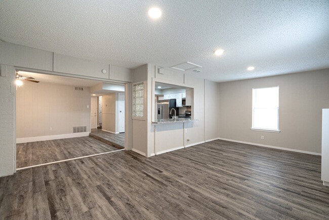 Building Photo - 1121 Via Del Rey