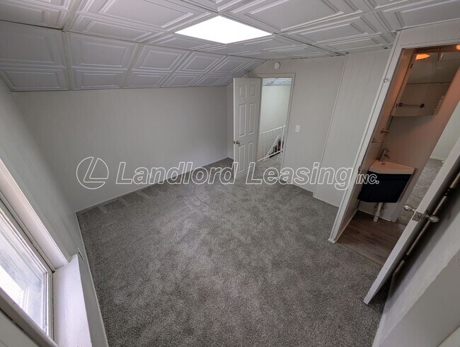 Building Photo - Beautifully Updated Amherst Rental with Large Living Spaces