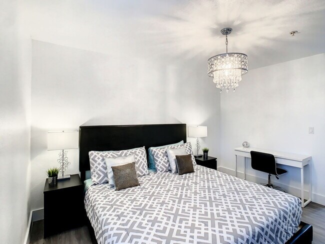 Building Photo - Westpointe Boulevard, Orlando, FL 32835 - 2 BR 2 BA condo