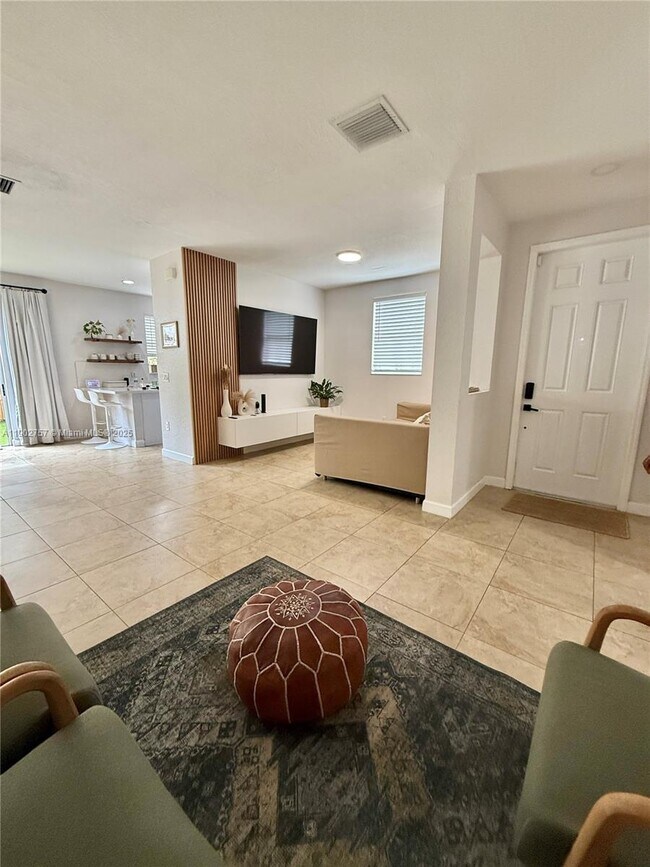 Building Photo - 1034 NE 208th St