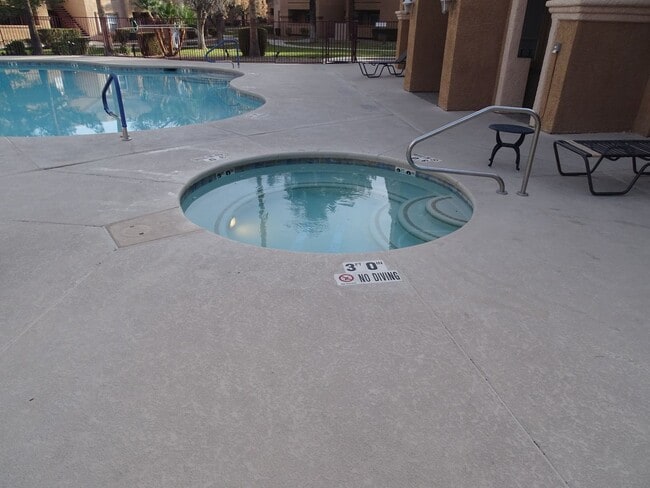 Building Photo - Well Cared For 1 Bed, 1 Bath 2nd Floor West Side Condo