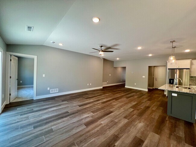 Building Photo - Modern 3 Bedroom Duplex in Irvine Acres!