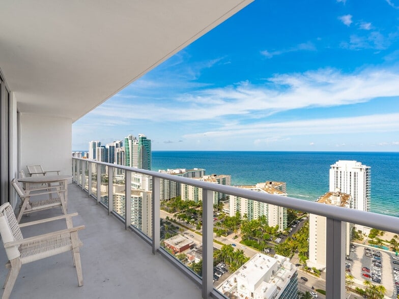 Building Photo - 4010 S Ocean Dr