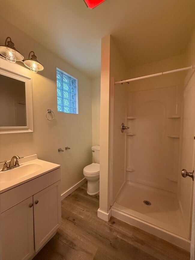Building Photo - Updated 1-BR Apartment Now Available in Munhall/Homestead!
