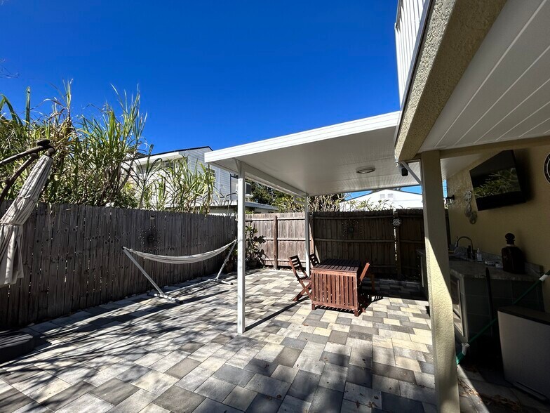 Building Photo - 203 W Crest Ave