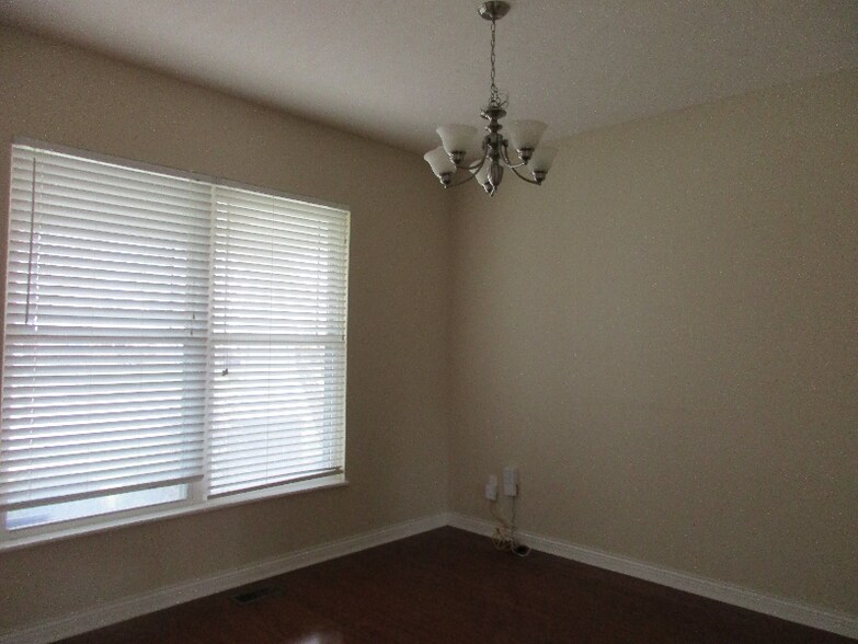 Building Photo - 784 Sanville Dr