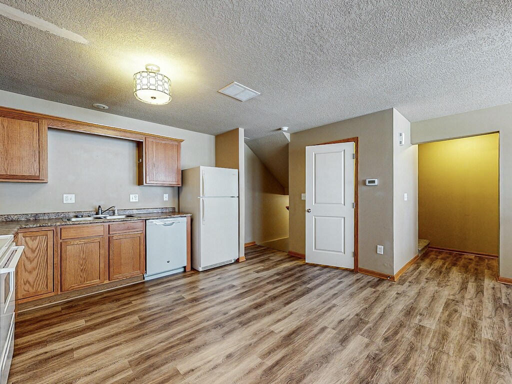 Kitchen Entry View - 385 NE Sandalwood