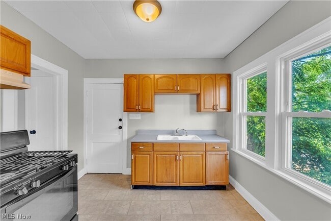 Building Photo - 2133 W 98th St